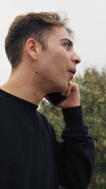 Doğada farklı yüz ifadeleri yapan bir çocuk..