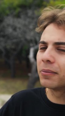 Doğada farklı yüz ifadeleri yapan bir çocuk..