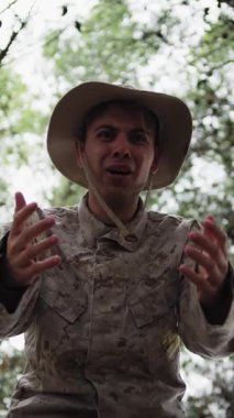 Doğada farklı yüz ifadeleri yapan bir çocuk..