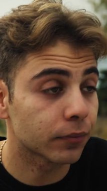 Doğada farklı yüz ifadeleri yapan bir çocuk..