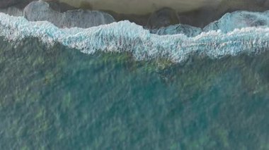 Fırtınalı Okyanus Dalgaları Kıyıya Çarpıyor.