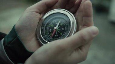 Bulutlu bir günde kırsalda pelerinli genç bir kadın..