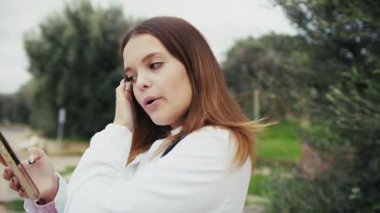 Doğada farklı yüz ifadeleri yapan bir kız..