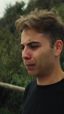 Doğada farklı yüz ifadeleri yapan bir çocuk..