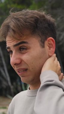 Doğada farklı yüz ifadeleri yapan bir çocuk..