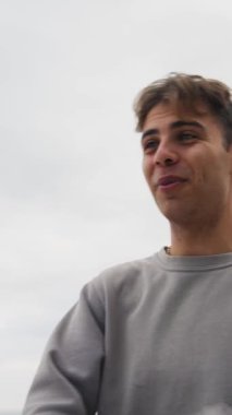 Doğada farklı yüz ifadeleri yapan bir çocuk..