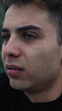 Doğada farklı yüz ifadeleri yapan bir çocuk..