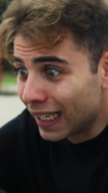 Doğada farklı yüz ifadeleri yapan bir çocuk..