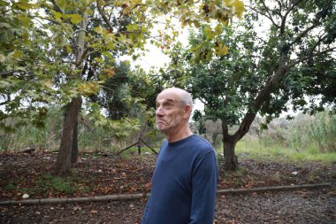 Yaşlı beyaz adam farklı bir yüz ifadesi takınıyor..