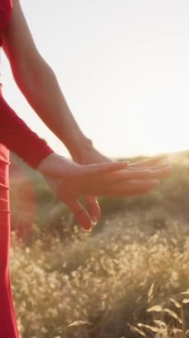 Kırsalda Kırmızı Elbiseyle Dans Eden Genç Kadınlar.