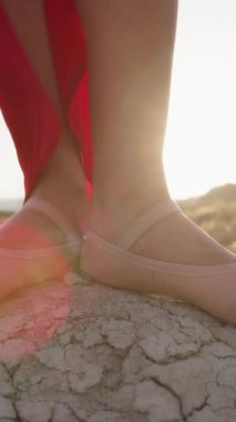 Kırsalda Kırmızı Elbiseyle Dans Eden Genç Kadınlar.