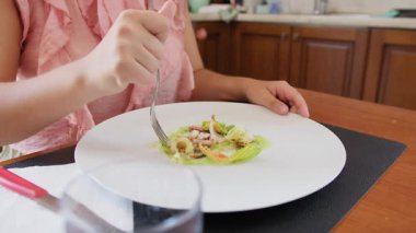 Genç İtalyan Kadın Evde Balık Deniz Levreği Yedi.