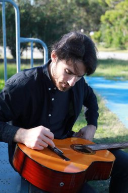 Parkta klasik gitar çalan adam..