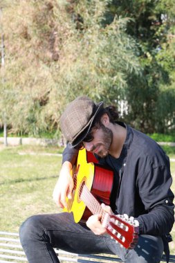 Parkta klasik gitar çalan adam..