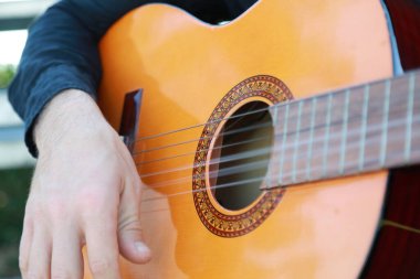 Parkta klasik gitar çalan adam..