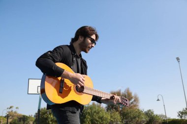 Parkta klasik gitar çalan adam..