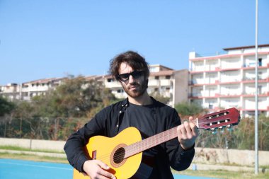 Parkta klasik gitar çalan adam..