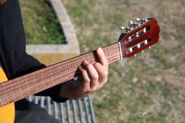 Parkta klasik gitar çalan adam..