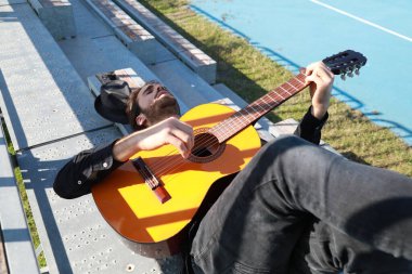 Parkta klasik gitar çalan adam..