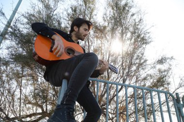 Parkta klasik gitar çalan adam..