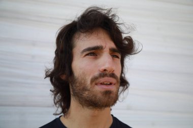 Düşünen adam sonsuzluğa doğru evden dışarı bakıyor.. 