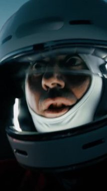 Turuncu elbiseli astronot düşman bir gezegene indi.