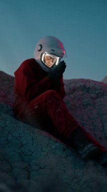 Turuncu elbiseli astronot düşman bir gezegene indi.