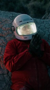 Turuncu elbiseli astronot düşman bir gezegene indi.