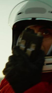 Turuncu elbiseli astronot düşman bir gezegene indi.