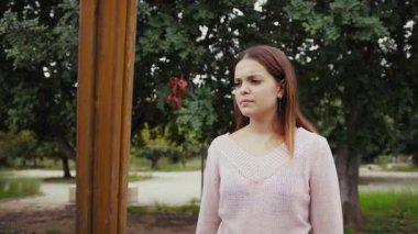 Doğada farklı yüz ifadeleri yapan bir kız..