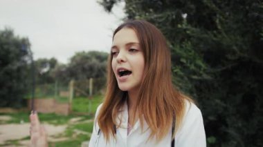 Doğada farklı yüz ifadeleri yapan bir kız..