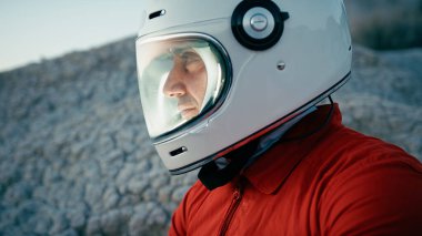 Turuncu elbiseli astronot düşman bir gezegene indi..