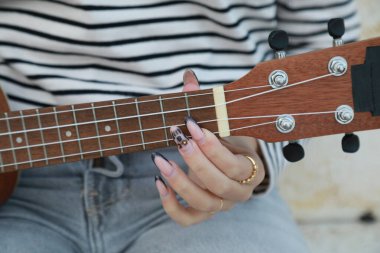 Mutlu kız doğada gitar çalıyor..