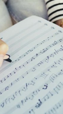 Mutlu kız doğada gitar çalıyor..