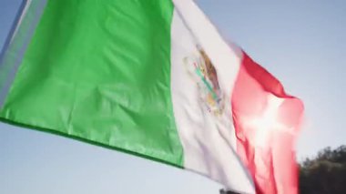 Meksika Bayrağı Cinco De Mayo için gökyüzünde dalgalanıyor.