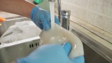 Şef evinde İtalyan balığı yemeği pişiriyor..