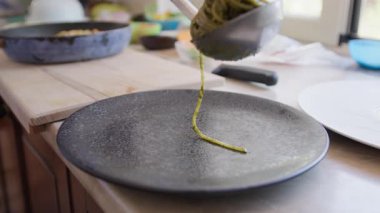 Şef evinde İtalyan balığı yemeği pişiriyor..