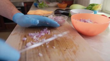 Şef evinde İtalyan balığı yemeği pişiriyor..