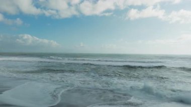 Okyanus dalgaları soğuk kış boyunca şiddetli bir şekilde kıyıya vuruyor..