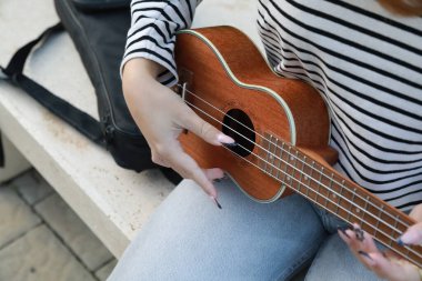 Mutlu kız doğada gitar çalıyor..