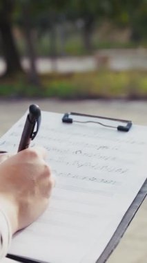 Mutlu kız doğada gitar çalıyor..