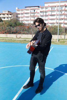 Parkta klasik gitar çalan adam..