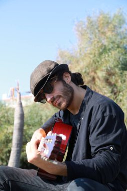 Parkta klasik gitar çalan adam..