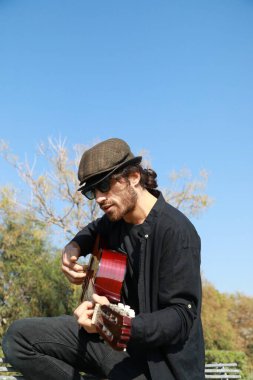 Parkta klasik gitar çalan adam..