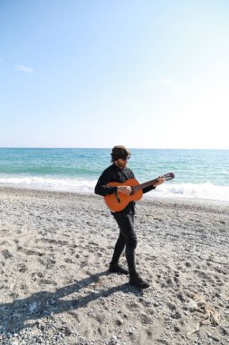 Parkta klasik gitar çalan adam..