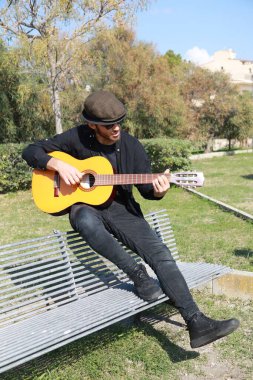 Parkta klasik gitar çalan adam..