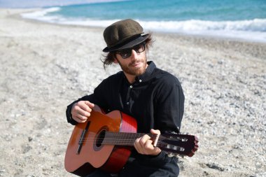 Parkta klasik gitar çalan adam..