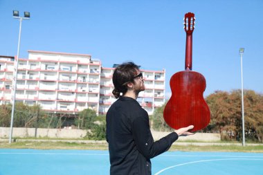 Parkta klasik gitar çalan adam..