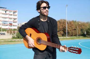 Parkta klasik gitar çalan adam..