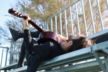 Parkta klasik gitar çalan adam..